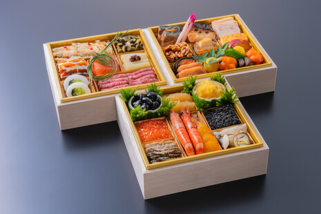 『お祭りうー特価』　美濃焼　庫山　三段重 光　＠46000.jpg